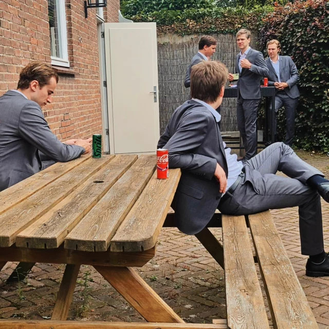 • T A K E • I T • E A S Y •

Terwijl de familie lekker aan het lunchen in de @afscheidssuite relaxen onze helden nog even voordat ze 'AAN' gaan en alles geven tijdens de in- en uitgeleide in de prachtige Katholieke kerk van Rhoon.

Even een rustmoment inlassen voor het afscheid is een perfect moment om in te checken in de momenten die komen gaan én om kennis te maken met elkaar.

Ik vind het altijd fijn dat de familie kennis maakt met de mensen die hun dierbare mogen dragen ♡ het maakt de afstand klein en de waarde alleen maar groter!
•
•
•
•
•
#helden #ophandengedragen #dragers #schouders #schouderen #zorgdragen #bijdrage #kennismaken #takeiteasy #inchecken #allesgeven #Ferentes #evelienuitvaartverzorging