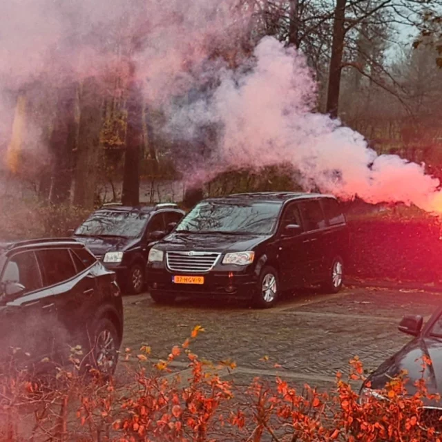 • K R A C H T I G •

Onze krachtige Hugo, onze eigen wagen.
Een rouwauto die je uitnodigt om zelf te rijden.
En dat mag ook! 4 personen kunnen met elkaar in Hugo samen met hun dierbare dé laatste rit beleven.

Hugo was hier vooral stoer, no-nonsense, geen opsmuk. Dat paste perfect bij de man die in Hugo zijn laaste rit maakte. Recht door zee en met het hart de juiste plaats.

 .....Kippenvel als ik terugdenk aan het afscheid van deze mooie Rotterdammert.
•
•
•
•
#Rotterdam #krachtig #stoer #hugo #rouwautohugo
#rotterdammert #rouwvervoer #zelfrijden #no-nonsen #afscheidmetaandacht
#evelienuitvaartverzorging