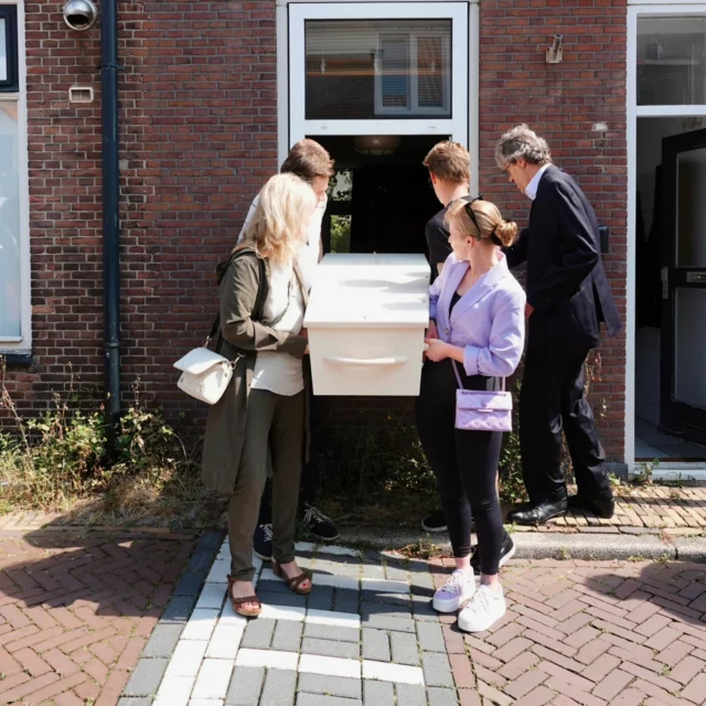 • T H U I S •

Oost west, thuis best.
Thuis blijven tot aan het afscheid, het kan en het mag, maar soms moeten we denken in mogelijkheden.
Bijvoorbeeld wanneer de kist niet door de deur naar buiten kan worden begeleid.

We zijn altijd eerlijk over wat de mogelijke uitdagingen zijn.
We zorgen dat je precies weet wat je kan verwachten en waar we even moeten omdenken met elkaar. 

.....en dan maken we met elkaar de mooiste en meest 'eigen' momenten ♡
•
•
•
•
#Thuis #oostwestthuisbest #denkeninmogelijkheden #uitvaart #afscheid #thuisblijven #uitdagingen #evelienuitvaartverzorging
Foto: door de familie gemaakt met toestemming om te laten zien.