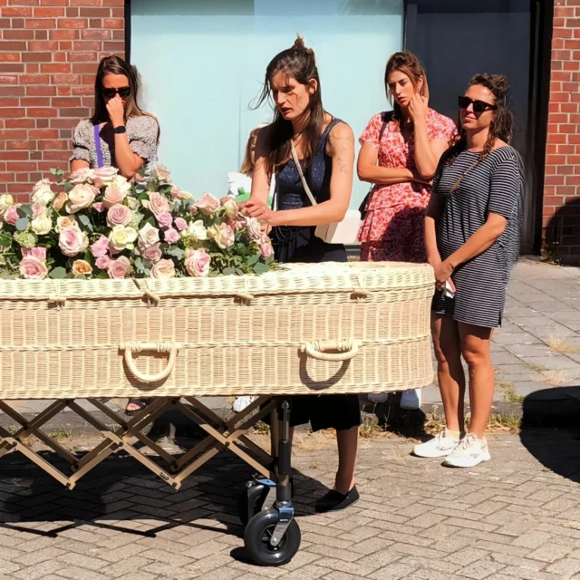 • D E Z E • V R O U W •

Deze Vrouw.....wauw.

Ze liet me toe, zo ontzettend dichtbij
Onze band: verbinden om los te laten.

Zo intens geliefd door iedereen.
Ze was verbindend, liefdevol, duidelijk, eerlijk en nu nog zorgt ze ervoor dat haar gezin de kracht heeft om iets moois van hun leven te maken zonder haar.
Natuurlijk niet zonder slag of stoot en natuurlijk is het loodzwaar, maar haar energie is als een vuurtje dat nooit dooft.

 "Eef, let je goed op mijn gezin?!"

....ja lieverd! Dat doe ik en ze doen het zo goed!
Op eigen benen, mede op jouw kracht.
•
•
•
•
•
#IMPACT #zeldzaam #stervensbegeleiding
#laatstadem #verbinden #loslaten #houvast #rouwpower #vertrouwen #liefde #afscheid #aandacht #vrouw #afscheidmetaandacht #evelienuitvaartverzorging
